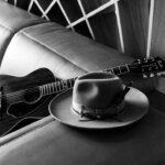 Akoestische gitaar en cowboyhoed bij bericht over Silverado Country
