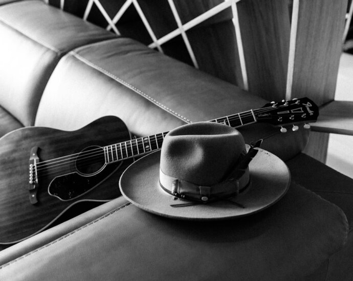 Akoestische gitaar en cowboyhoed bij bericht over Silverado Country