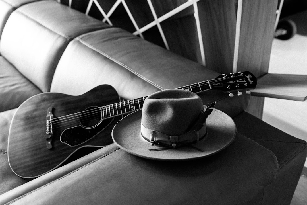 Akoestische gitaar en cowboyhoed bij bericht over Silverado Country