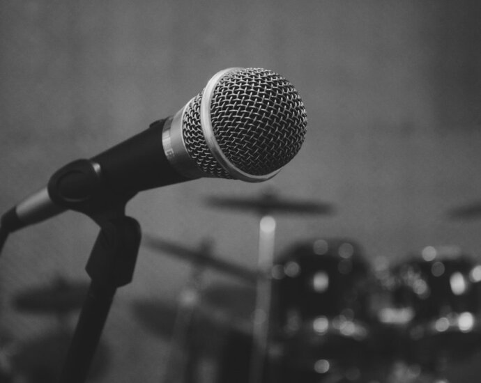 Talking Heads Radio - microfoon in muziekstudio als illustratie bij new wave radioproject