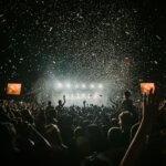 Festivalpubliek tijdens dance-evenement, illustratie bij Welcome to the 90's