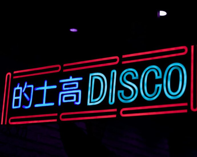 Neonverlichting als sfeerbeeld bij 80's Verantwoord dansavonden