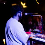Toetsenist tijdens liveoptreden, illustratie bij VoxTechnik concerten
